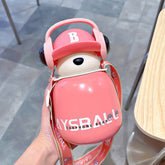 Botella con pajita y aislamiento de oso con auriculares de dibujos animados kawaii